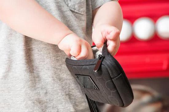 男孩偷拿家里100元钱妈妈发现后说了一段话从此钱没再少过