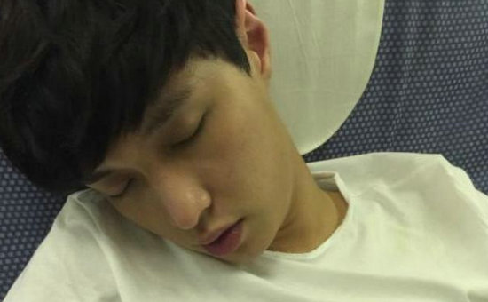 唐艺昕睡的自己流口水了都不知道,左边嘴角的口水都快滴下来了.