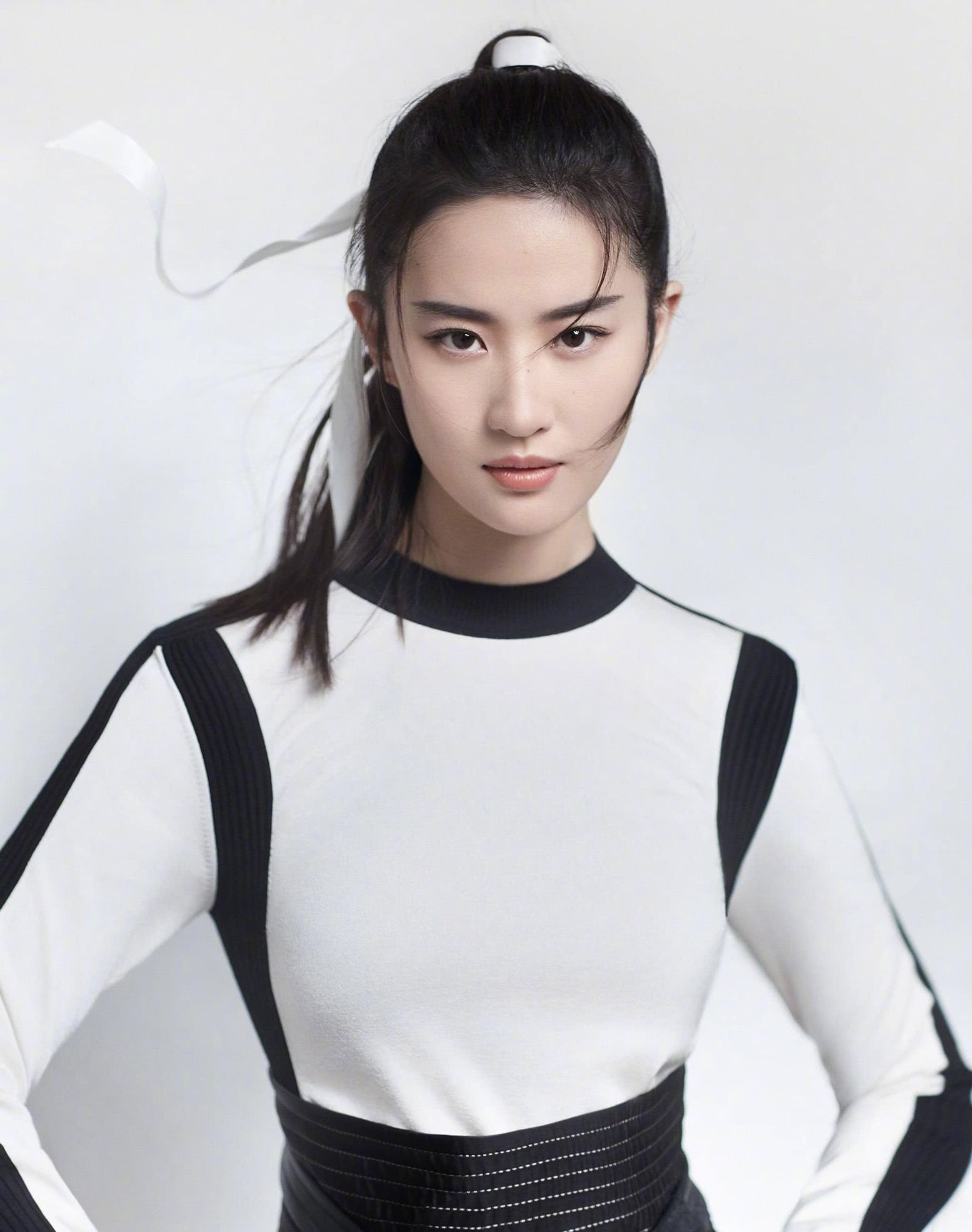 刘亦菲饰演花木兰成首个华人迪士尼公主又美又飒就是花木兰本兰