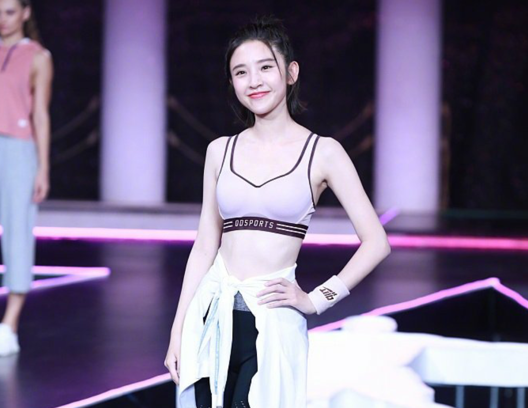 唐艺昕结婚后首度公开亮相穿清凉运动衣走秀满面幸福笑容