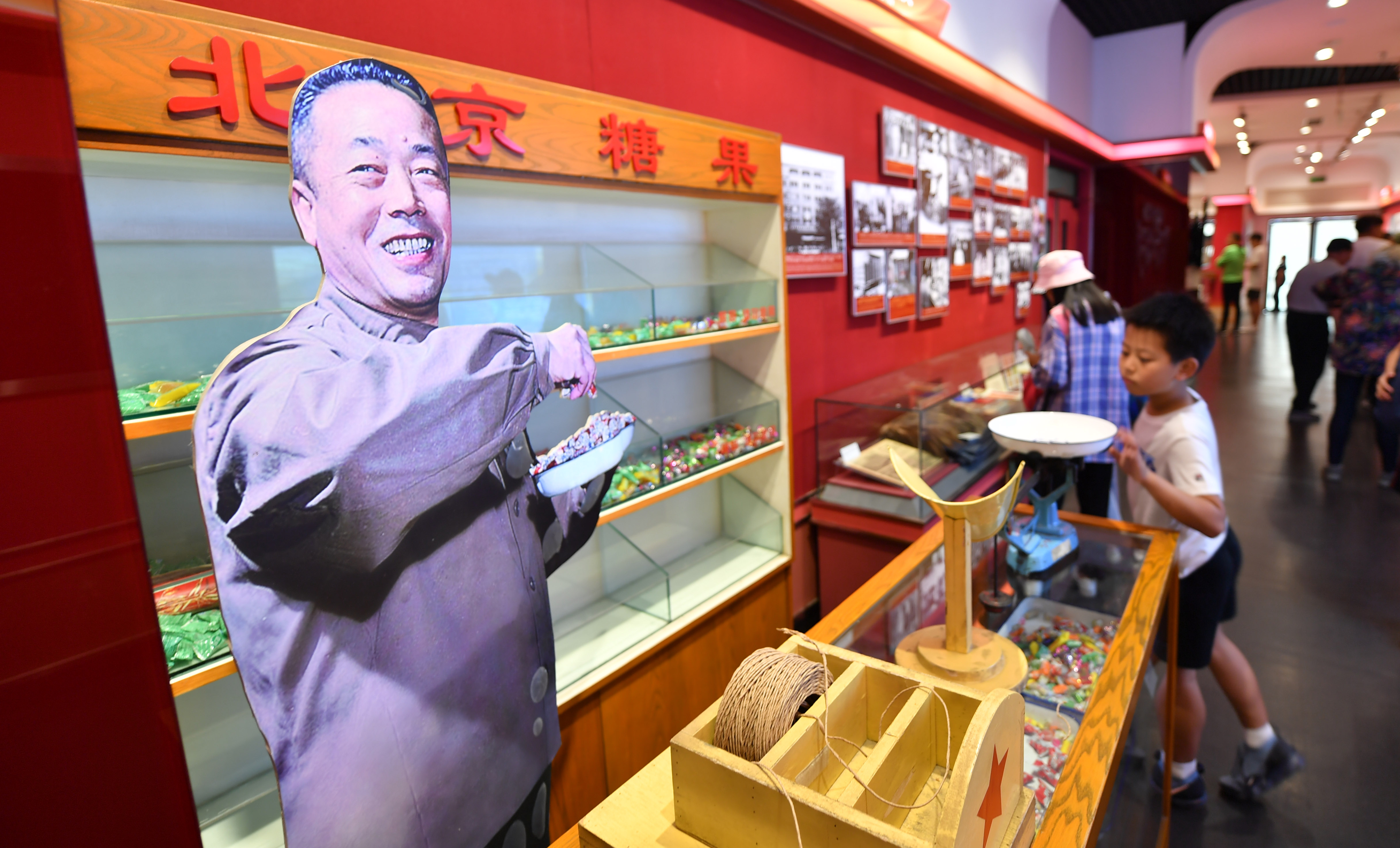 最美奋斗者售货员张秉贵小石子当糖果反复练习一抓准