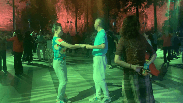 南京的夜晚,年轻人将夜场给了1912,中老年人将夜生活交给了广场.