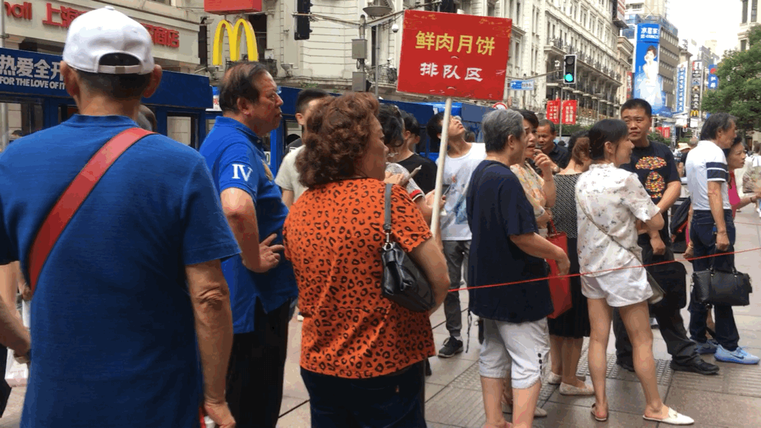人生第一次排队献给了鲜肉月饼为何上海人排队2小时也要买听听他们