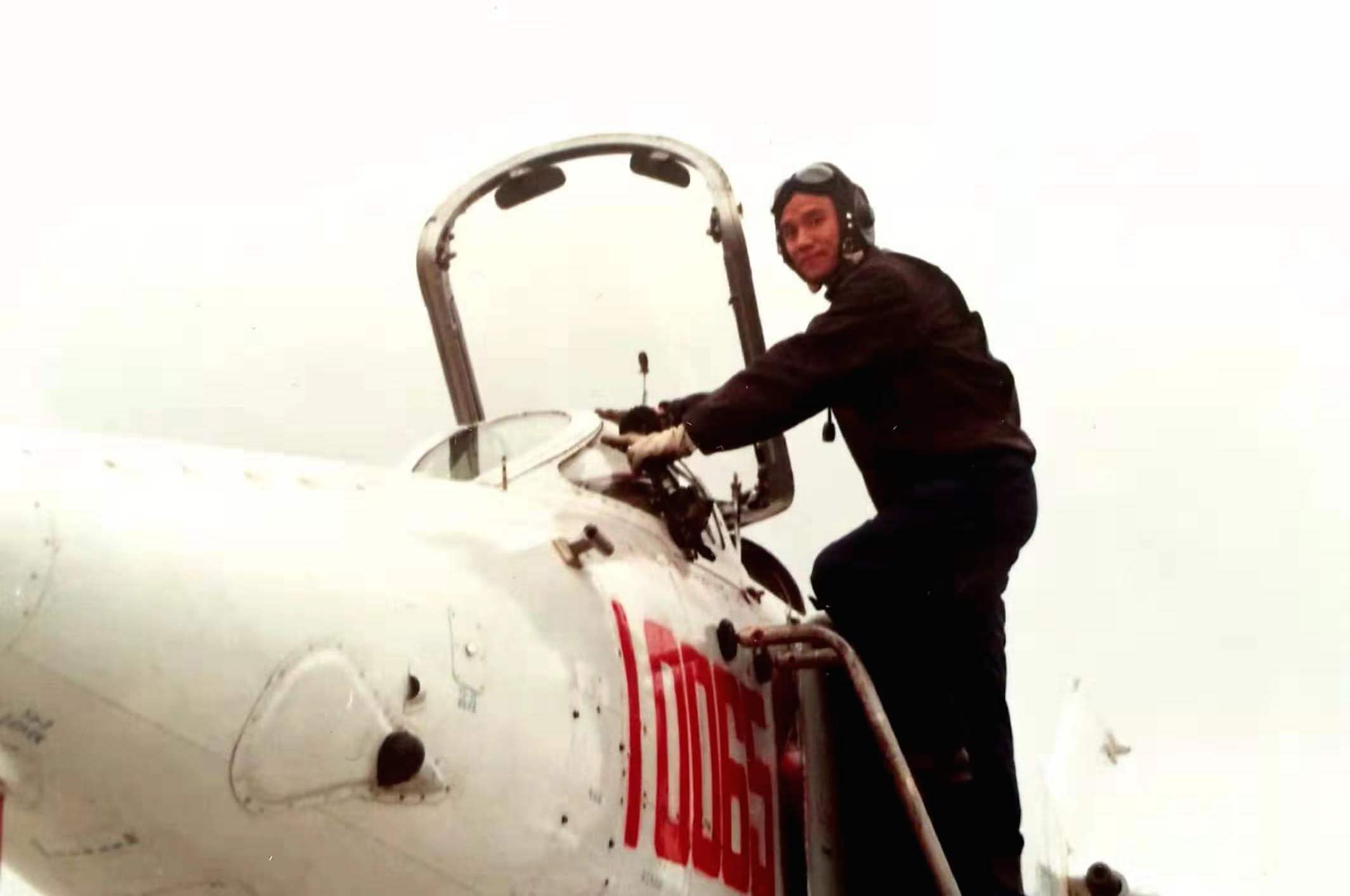 1991年,王立权驾驶强五强击机执行训练任务时,遭遇飞机故障,当时地面