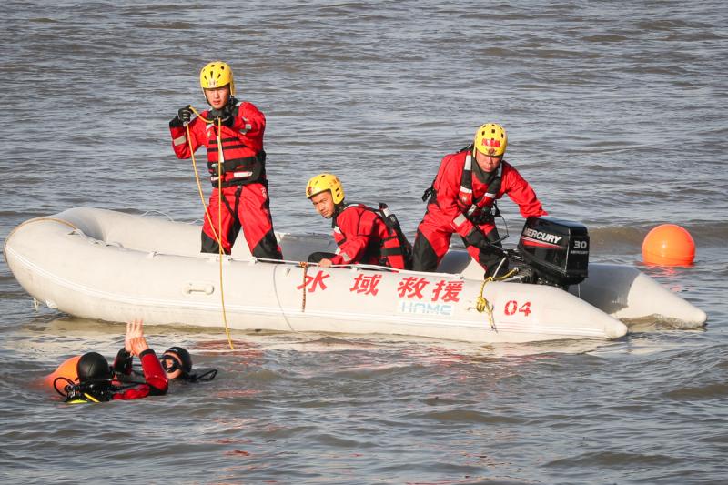 消防水炮,冲锋舟,直升机……徐汇滨江上演海陆空消防"大片儿"