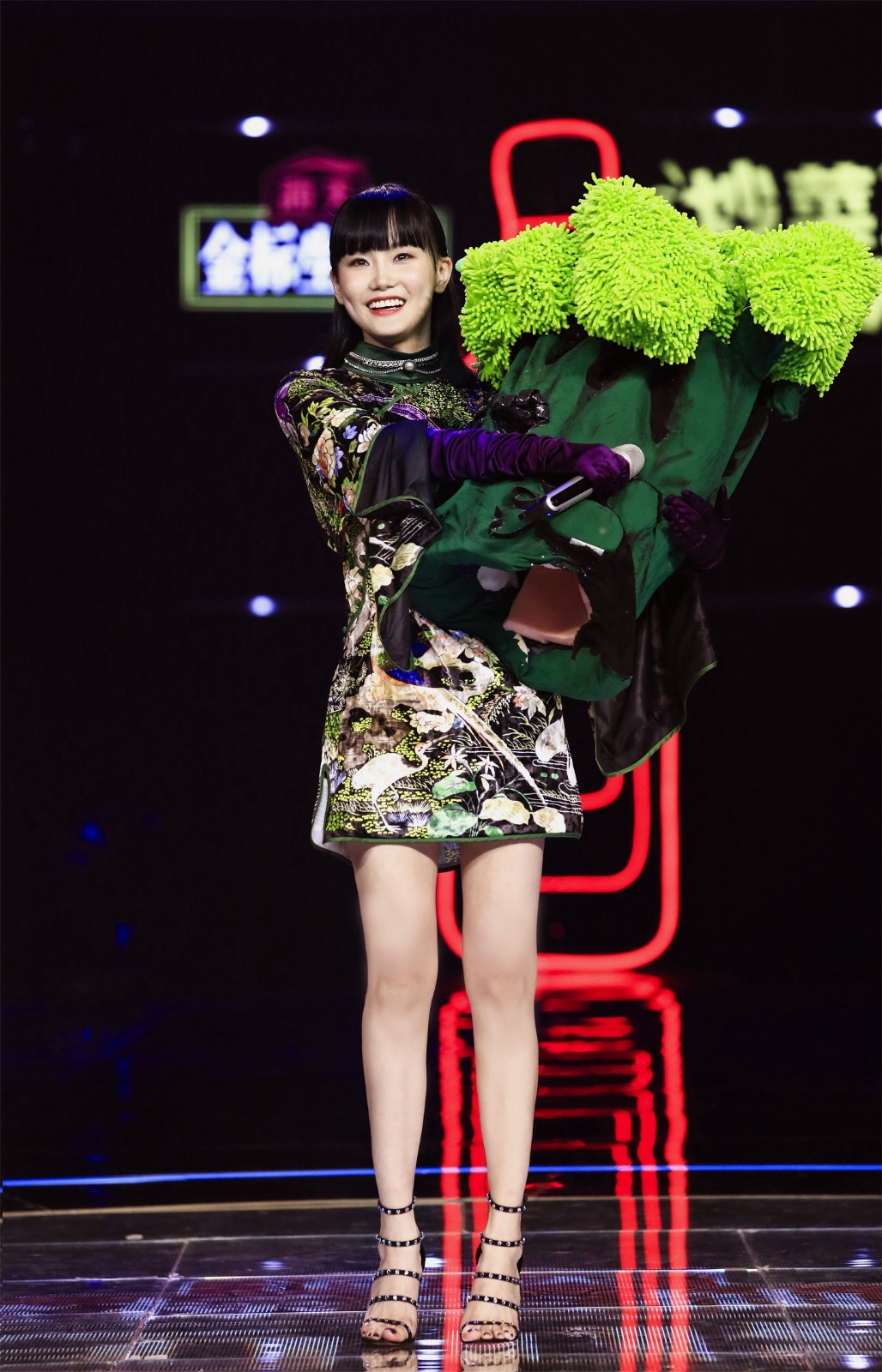 黄龄,80后最具代表性的女歌手之一,有着风情万种的嗓音和独特鲜明的