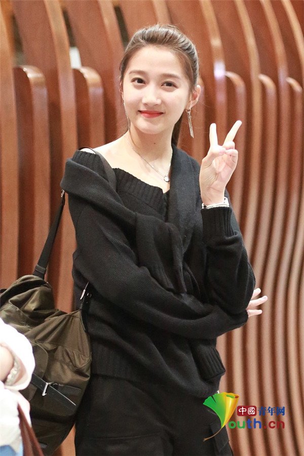 关晓彤小露香肩比剪刀手似"小兔子"呆萌可爱__凤凰网