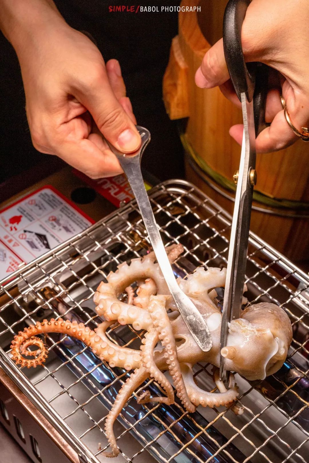 店里首先要点的就是 八爪鱼,活的直接上炉子烤,一开始看上去有些残忍