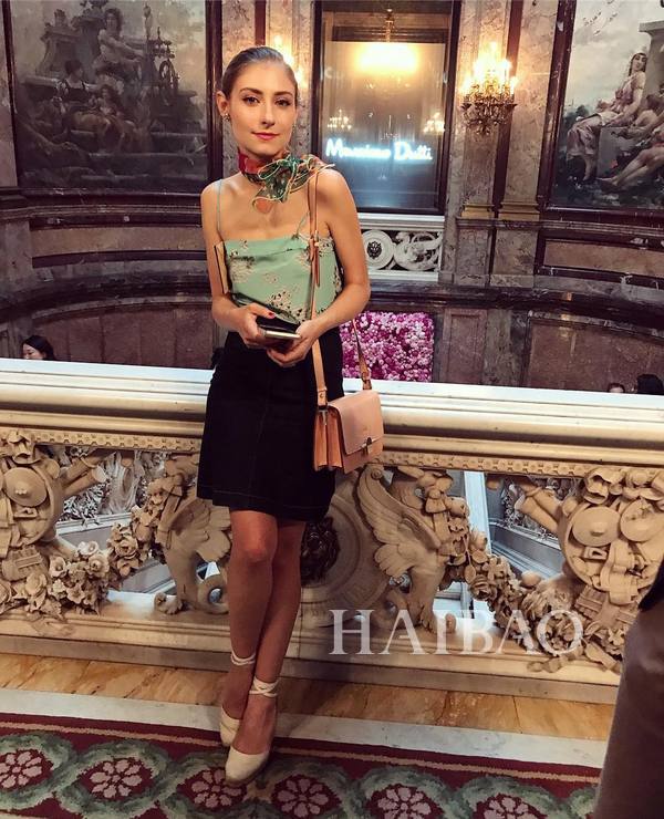 jennywalton的丝巾戏法能破除你对这个单品的年龄偏见