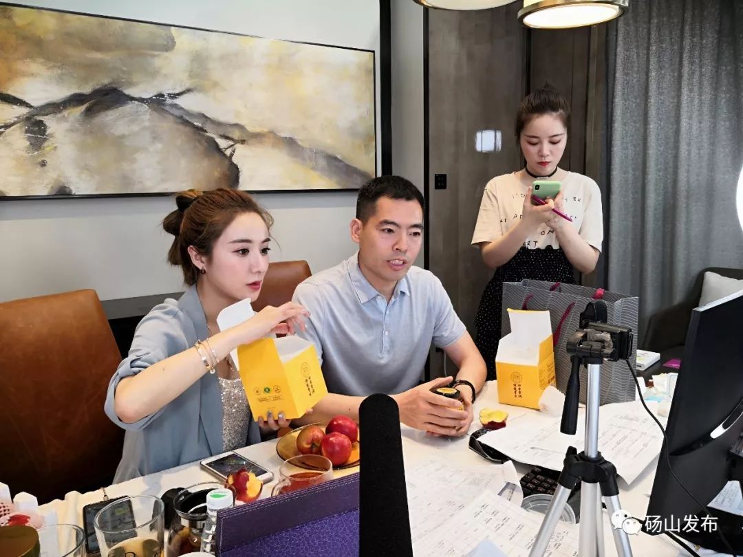 火了安徽一贫困县县长直播卖货1分钟卖出3吨梨4万户农民脱贫