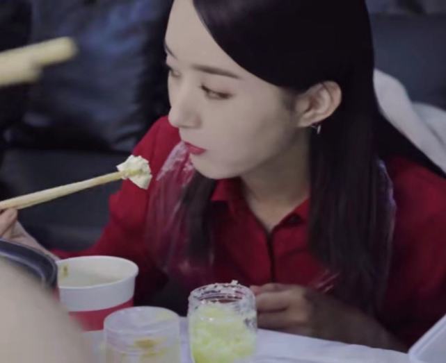 赵丽颖吃火锅,脖子上挂塑料袋当"围嘴",塞一嘴食物堪比吃播