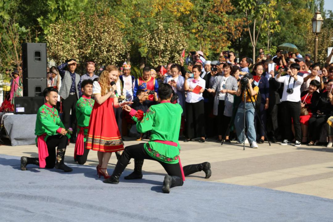 五星红旗映照六星街