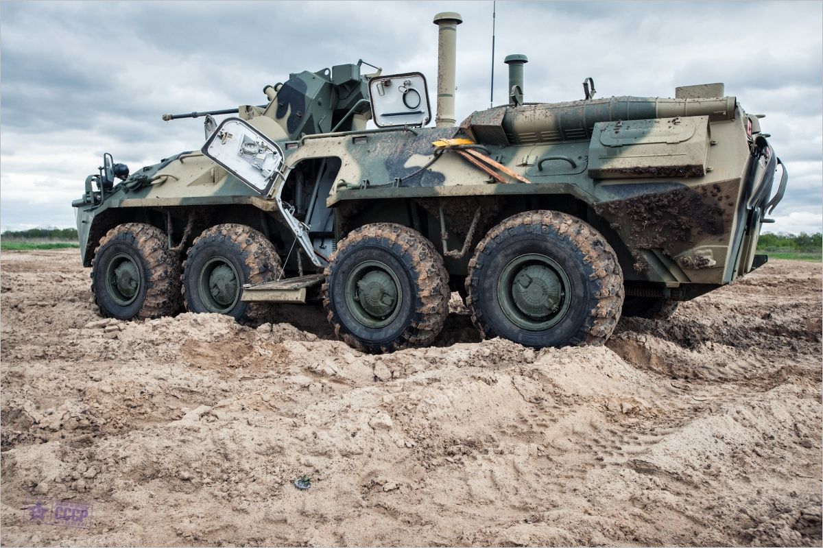 轮式装甲车会不会爆胎子弹击穿轮胎09式步战车仍能开100公里