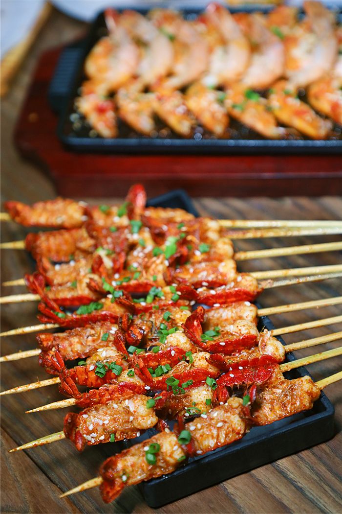 老板说烤虾球用的别家做卤虾的大虾,个头都是一顶一的大,饱满又新鲜