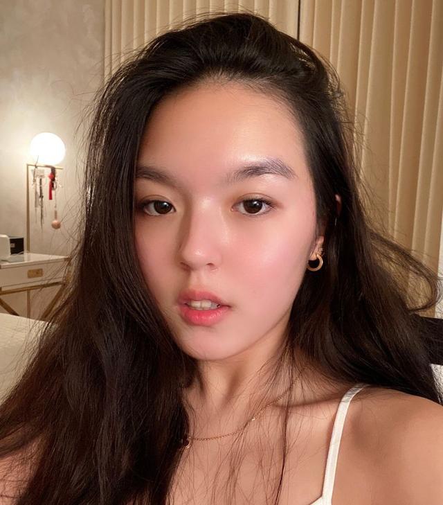 李咏17岁女儿再晒近照,浓眉大眼皮肤状态好,腰部纹身让人泪目