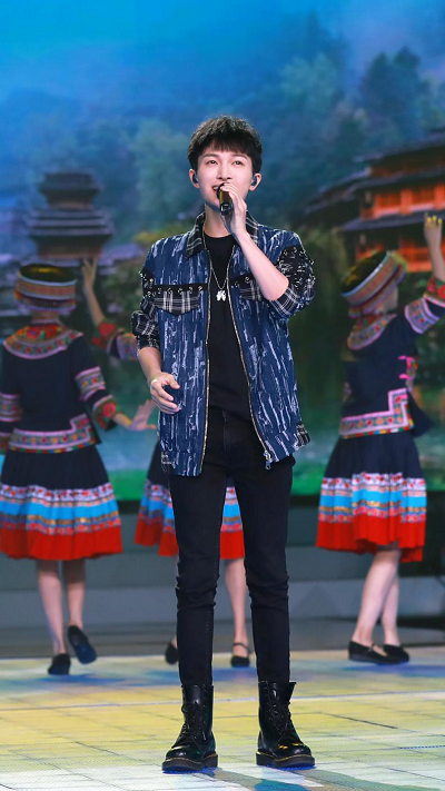 新生代人气歌手周深,被誉为华语乐坛的天籁歌手,他的嗓音像是被天使吻