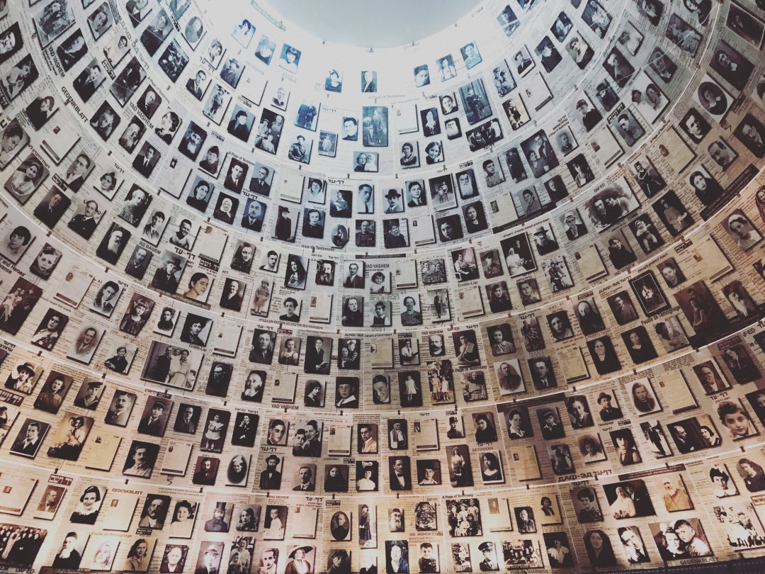 360度环形墙面贴满了遇难者的照片,里面有婴童,老人,年轻的男人女人