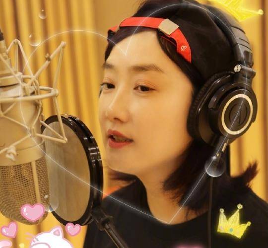 38岁凤凰传奇玲花现身机场素颜显好皮肤嘻哈风打扮太随性