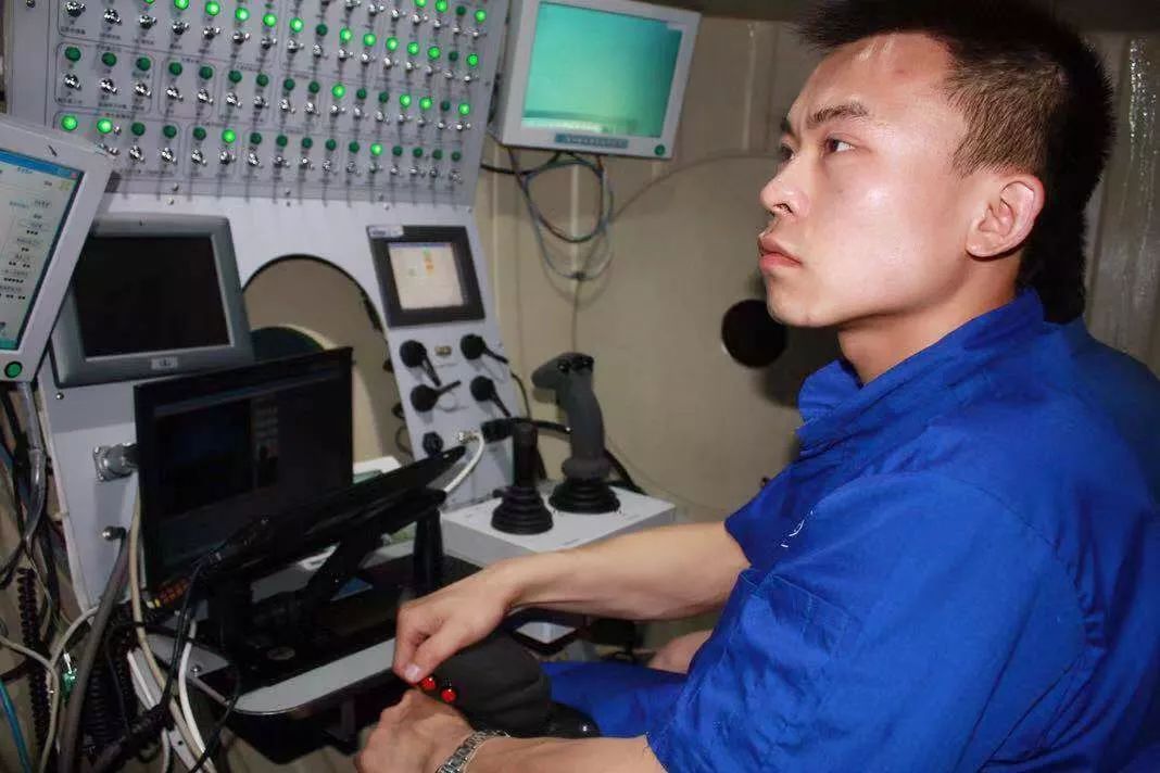 微笑青岛蛟龙号主驾驶员唐嘉陵心怀碧海蓝天梦想的载人深潜英雄