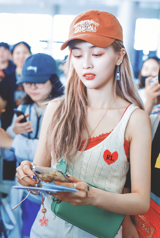 吴宣仪穿针织衫现身机场,却被"矿泉水瓶"耳环抢镜,求同款_凤凰网时尚