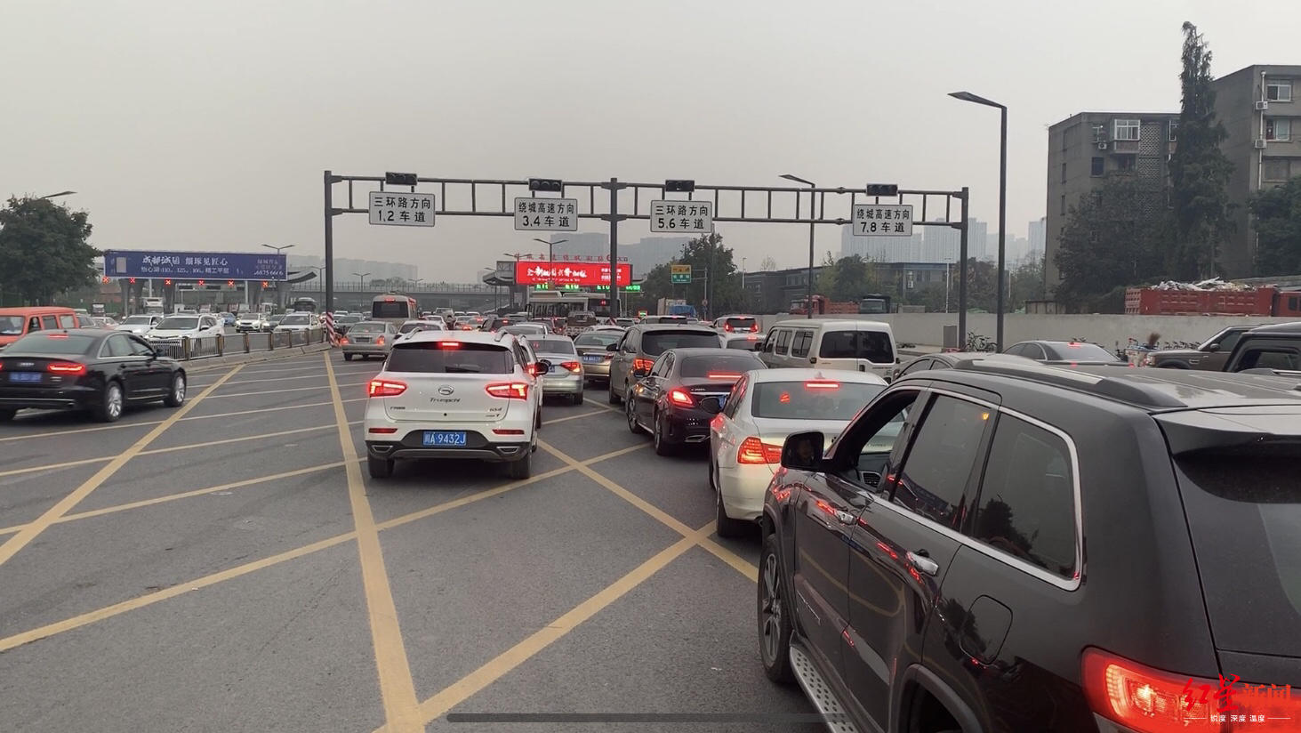 成都首设主辅道交替放行信号灯经锦城湖收费站c口提前看灯交替通行