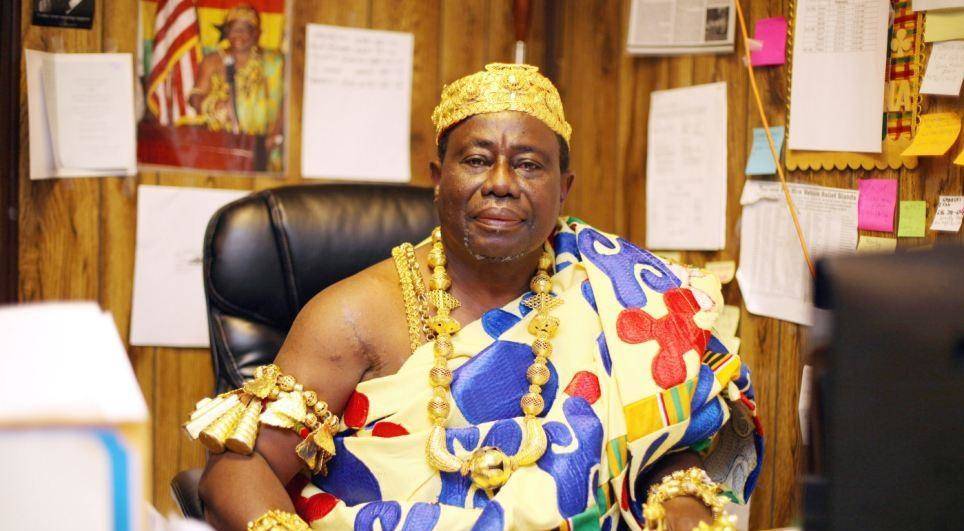 全村的希望加纳酋长披金戴银在美国开出租车