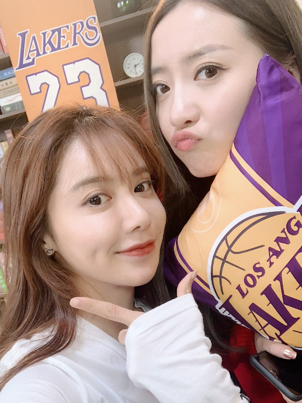 NBA女主播美娜的姐姐美君,颜值比姐姐高,身材更好__凤凰网
