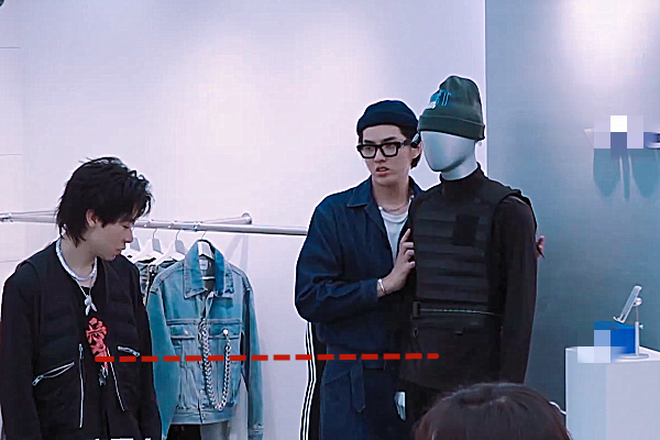 有种迷之身高叫吴亦凡,坐着和赵丽颖一般高,站着却高一头