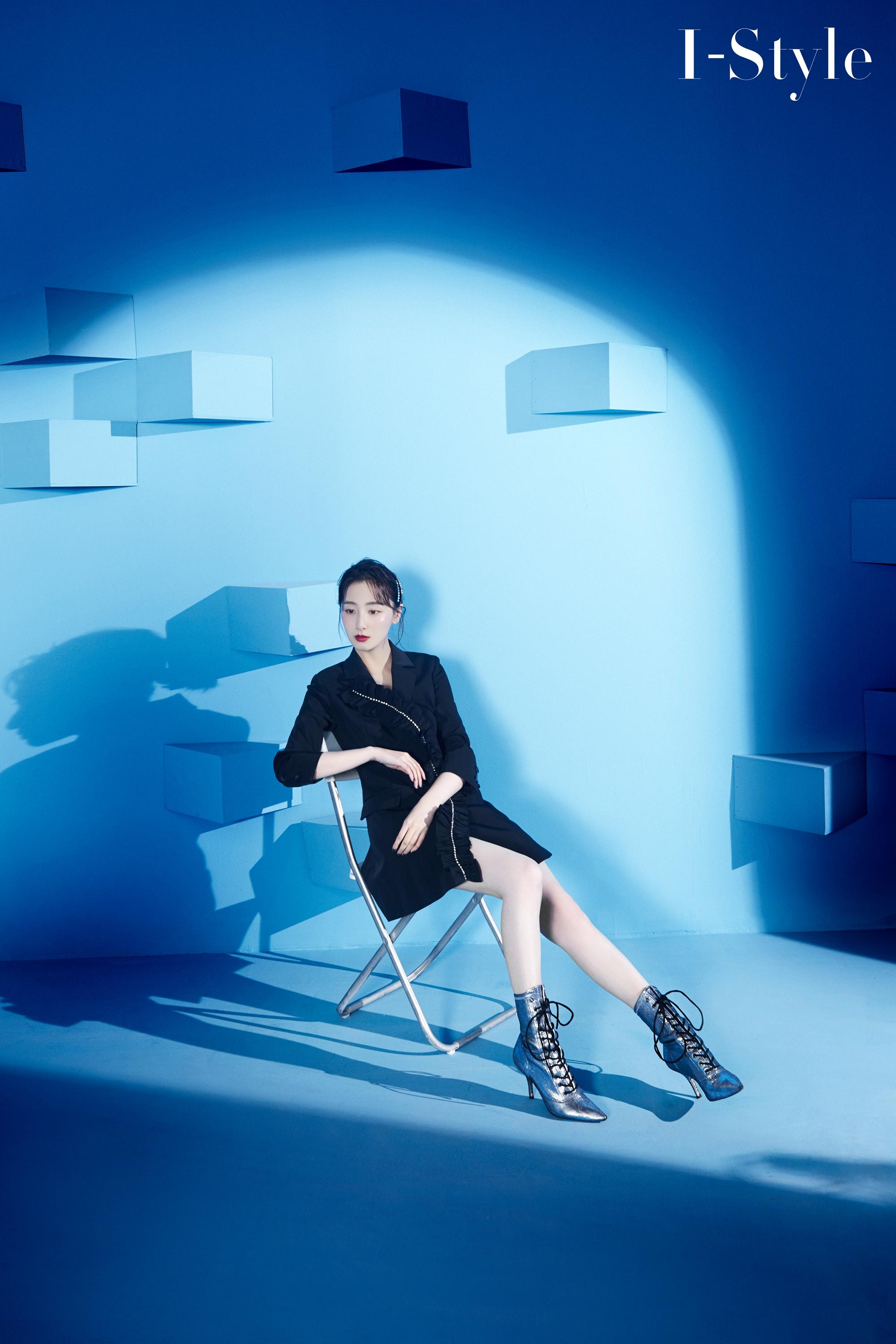 学叶青的双色穿搭暖酷入冬