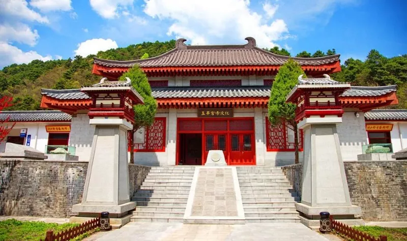 不仅如此,这里还有惊险刺激的滑雪场,端庄肃静的玉华寺,休闲,娱乐