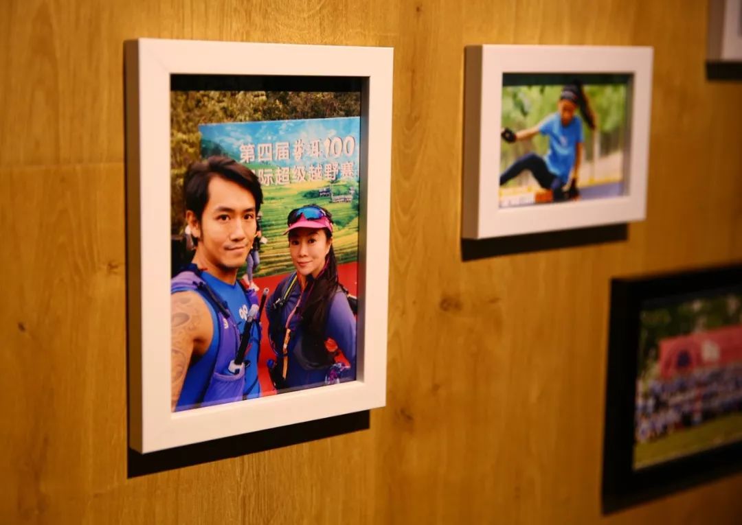 呐咓生活馆里的墙上挂了很多照片,其中不少是范宇和宏星两人比赛时的