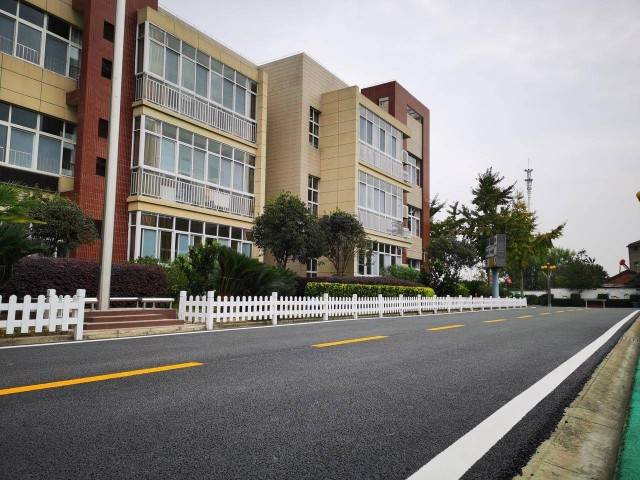 黄陂四所学校道路刷黑为师生出行护航