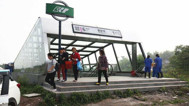 这个地铁站位于重庆北碚区蔡家,重庆地铁6号线全长63公里,有33座车站