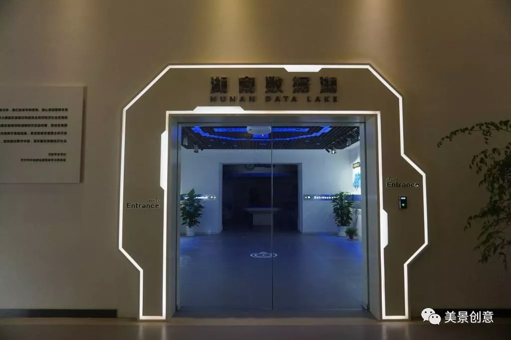 走近展厅,入目是一扇透明的"科技之门",打开科技之门进入展厅,也寓意