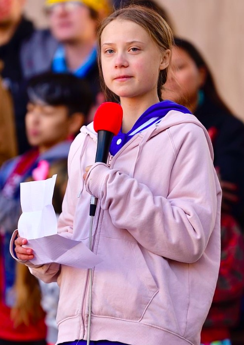 瑞典环保少女激励伦敦气候抗议者勇敢地面对警察打破规则