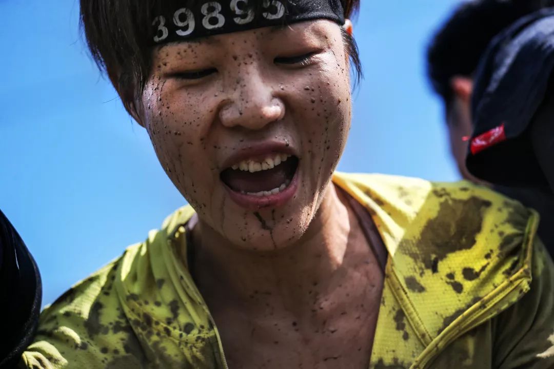 酷哥小姐姐"湿身"互拍指南@浑身是泥才是斯巴达