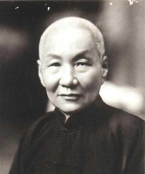 卢永祥的时候他和杜月笙一起出力营救,自此三大亨正式拜把子开始了