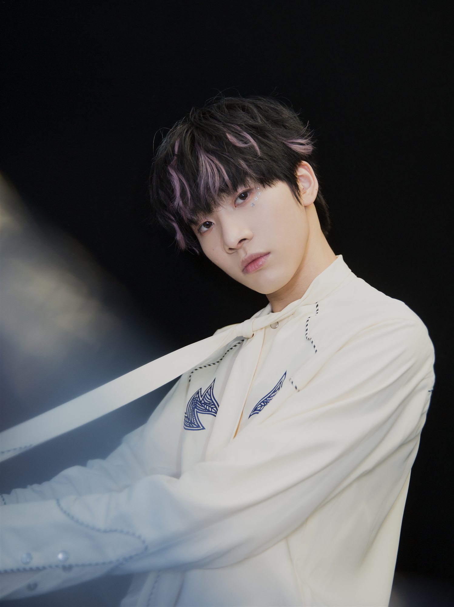 连淮伟初到见面会圆满结束 炫酷舞台开启灿烂星途