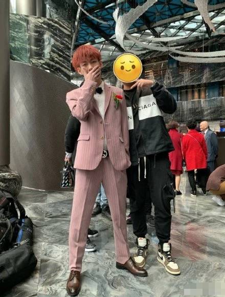 红花会贝贝直播剁手指后现身婚礼现场,两个月过去手指仍然没接上