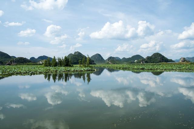 擺龍湖景區——位於曰者鎮擺落村擺落大山,距丘北縣城西28公里處,距