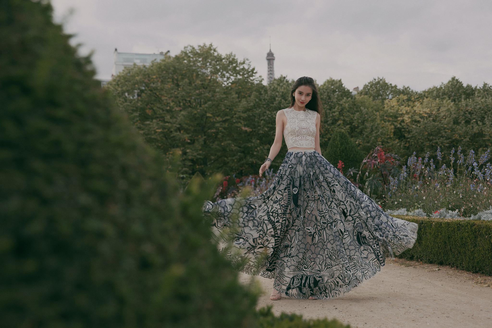 angelababy马约尔蓝串珠长裙亮相 法式花园酒会展现别样风情