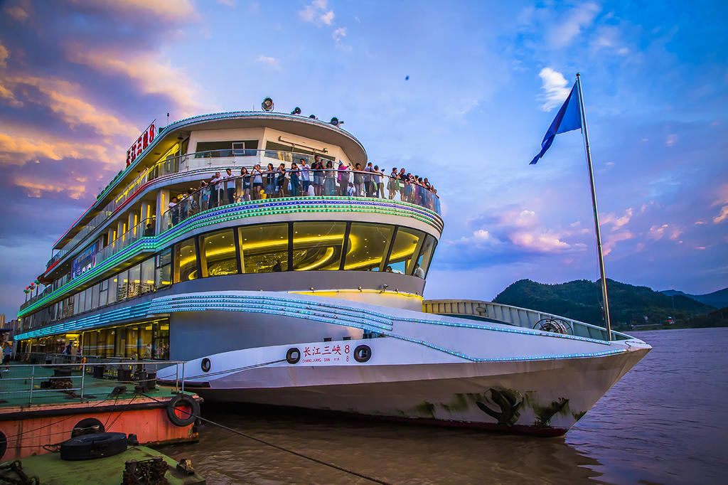 夏季的傍晚,伴随着幽幽的清凉,来到宜昌港九码头三峡游客中心.