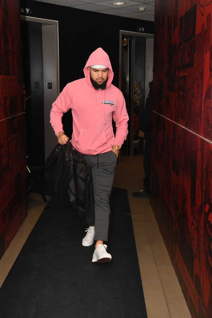 今日潮男评选伊巴卡霸气大黑袍范乔丹风骚小粉衫