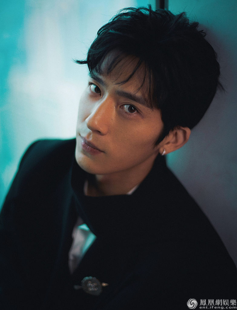 气质绝了井柏然穿西装腿长两米斑驳光影下凹造型高级感爆棚