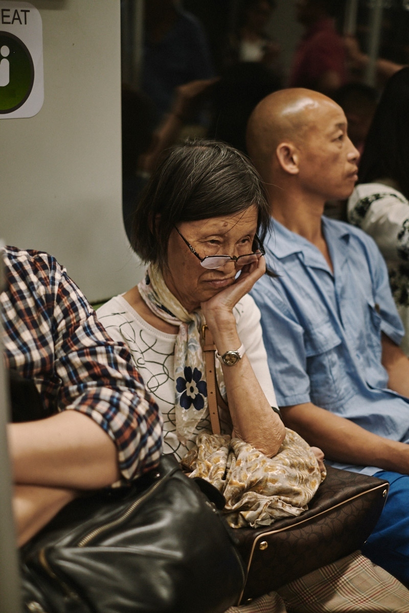 上班族的光影瞬息 捕捉地铁中的疲惫众生相