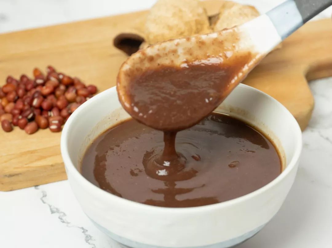 最后,加入黄糖,把豆沙重新煮沸就大功告成.