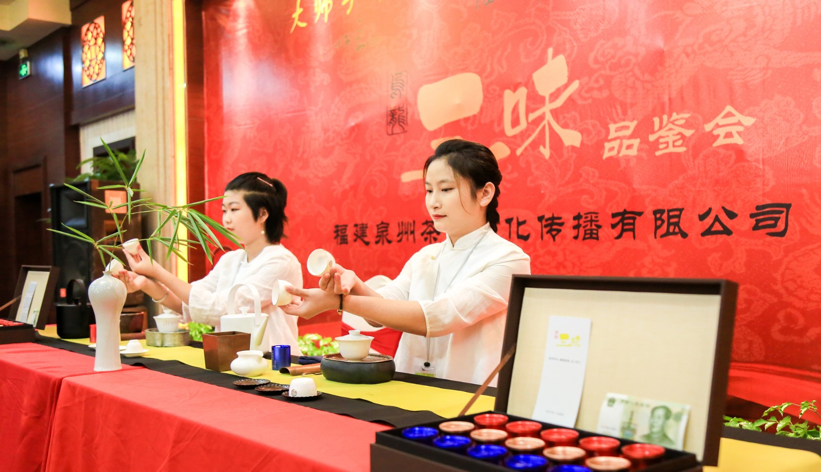 在茶香弥漫的空间里,优雅的茶艺传递着中华茶文化的博大精深,为宾客们