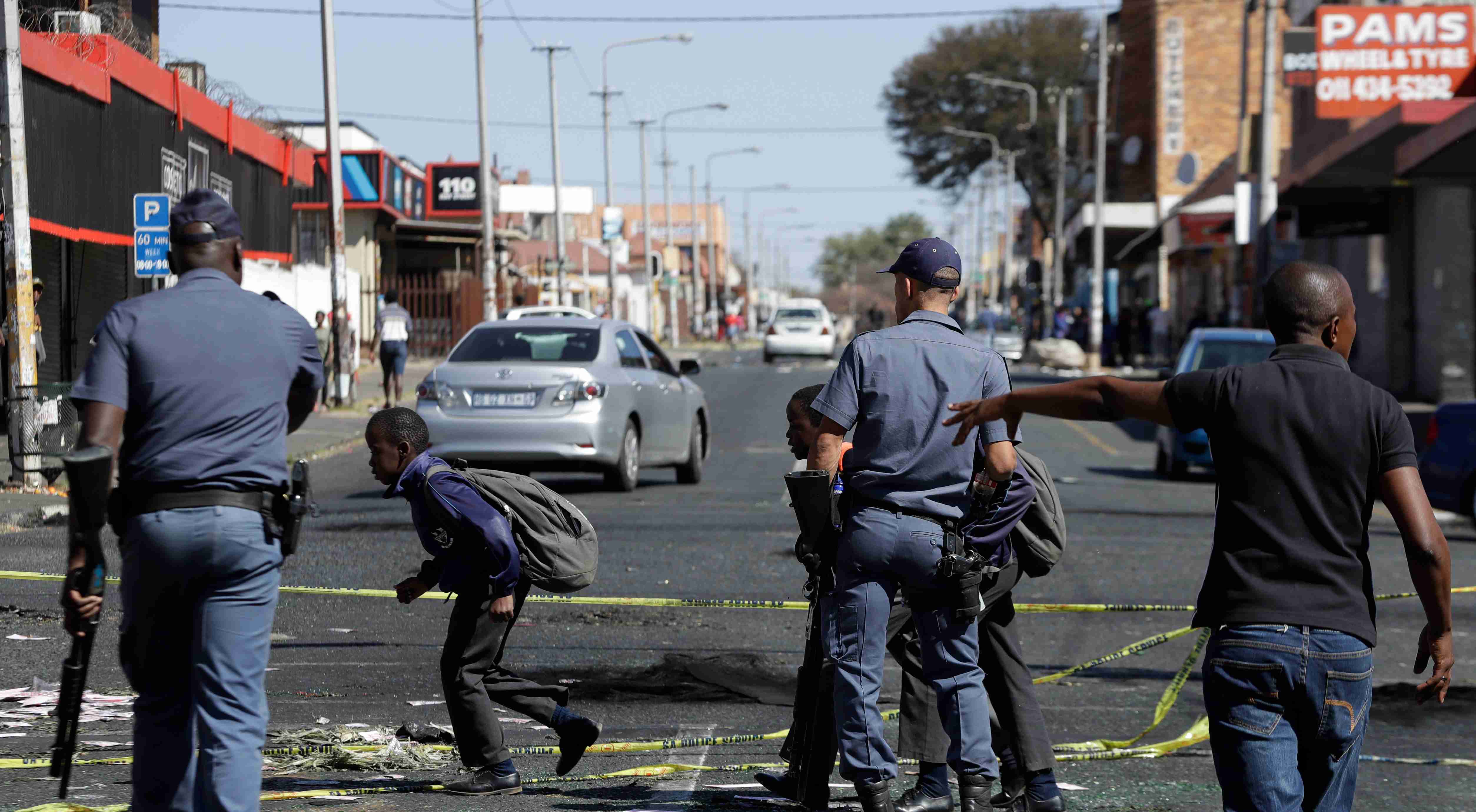 南非约翰内斯堡发生骚乱嫌犯洗劫商店警方逮捕31人