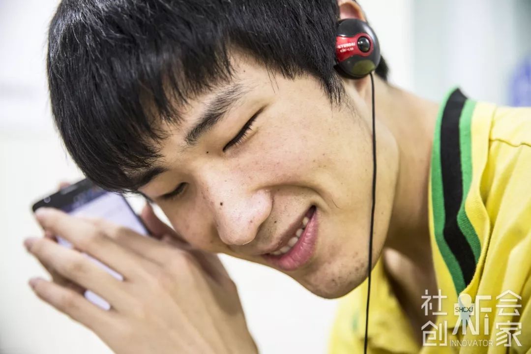 工程师以快于常人3-4倍的速度听取屏幕内容 梁振宇觉得,既然如此,不