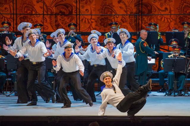 增快,"水手舞"融合了俄罗斯的传统舞蹈动作,比如下蹲,鼓掌和踢踏舞